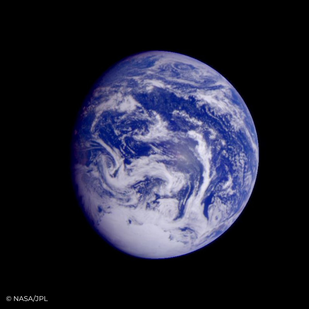 ACCOBAMS's tweet photo. On #EarthDay 🌍we recall that ocean health = cetacean health. Tackling climate change, plastics and chemical pollution is crucial to protect them. Collective action today shapes the future of marine life. #Biodiversity #OceanProtection https://t.co/LgI1oX3oXE