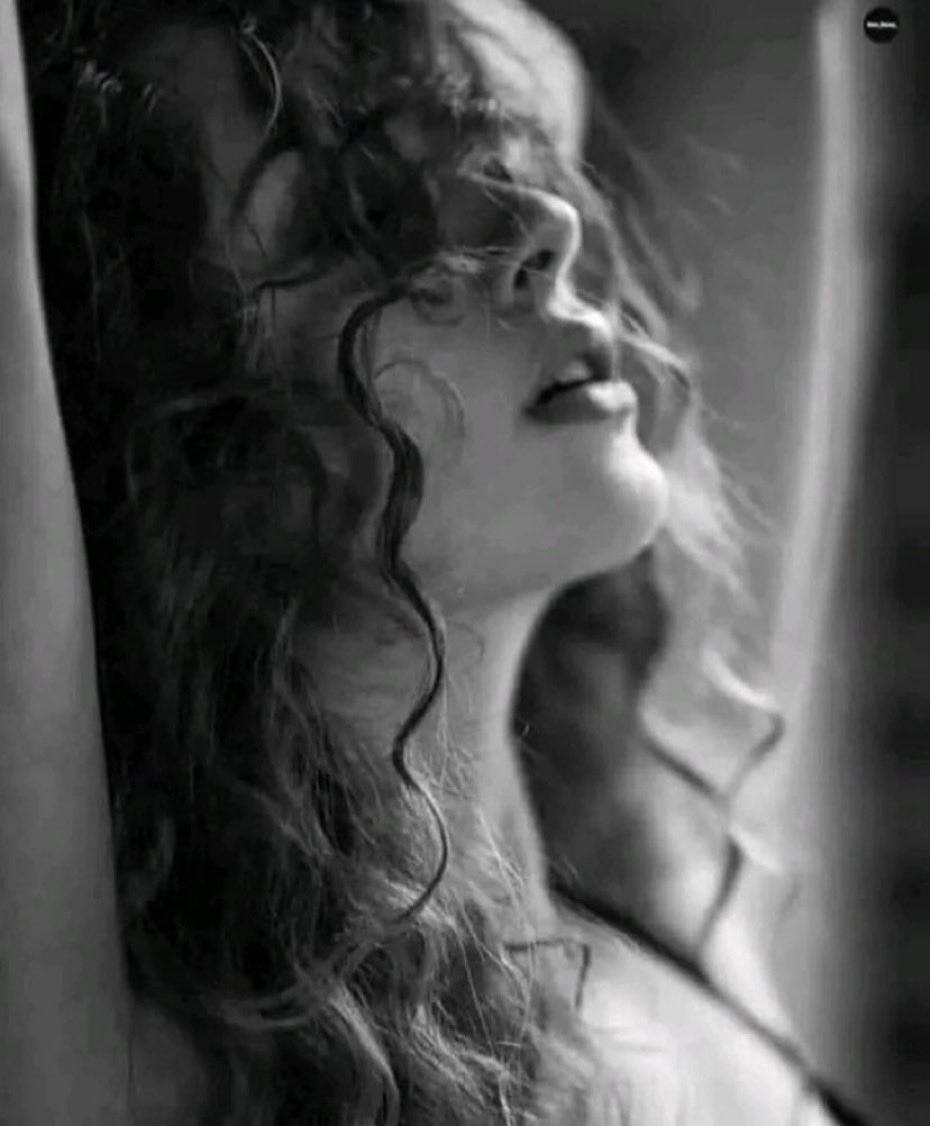 GPoesia's tweet photo. 🕊

Déjame ser esta noche
 la luz que apague tus sueños.

Los labios que te den amor,
el suspiro de tu aliento.

Déjame dormir en ti,
y enséñame
el rincón de tus secretos.

Yo haré realidad.
Las fantasías de tus sueños.

Bésame lento amor,
que quiero vivir tus besos.

🕊️
#GPoesía https://t.co/S9qCWQ34mj