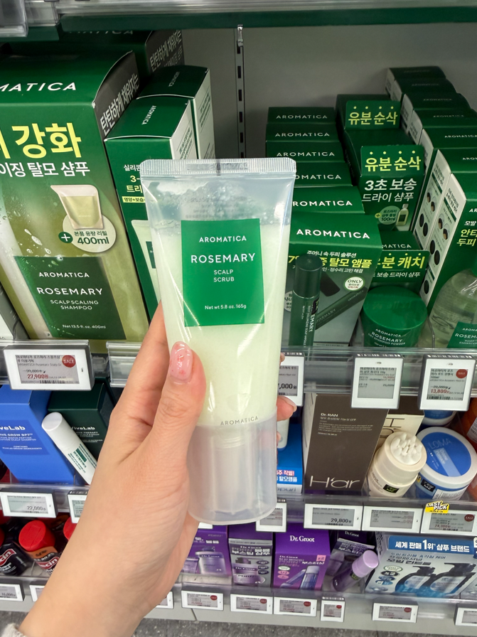 caaaanchan's tweet photo. 私は元々男性ホルモン多いせいか
産後1ヶ月で髪薄くなる＆頭皮からおじさん臭するようになっちゃったんだけど

オリヤン(日本だとコスキチで買える)アロマティカのスクラブ、
韓国で脱毛緩和機能も取得してるらしく
目に見えて抜け毛減ったし頭皮臭ゼロになった

未だ生理前使うとピタッと匂い消える https://t.co/qQT0iaXp16