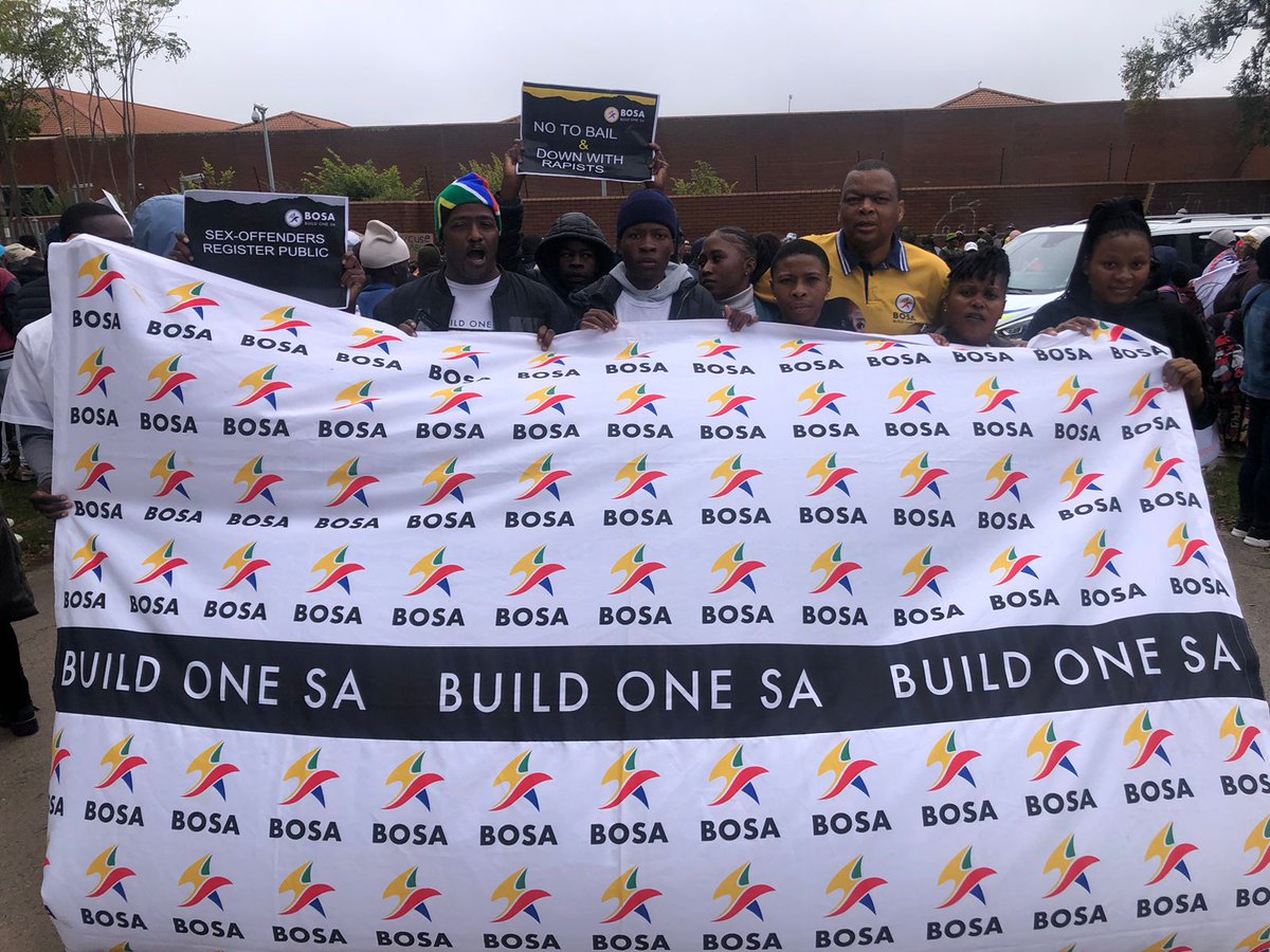tsepomhlongo's tweet photo. We at Roodepoort Court as we stand united against injustice
❌ NO to GBV
❌ NO to bail for rapists
📢 Publicize the Sex Offenders Register.Down with rapists
We demand accountability. We demand justice.We demand protection for women & children
#BuildOneSA #NoToGBV #NoBailForRapist https://t.co/OnX3bEM6Jm