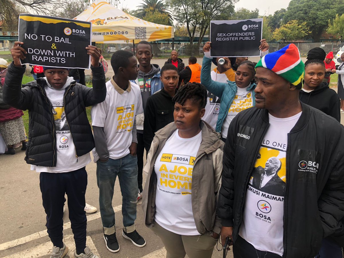 tsepomhlongo's tweet photo. We at Roodepoort Court as we stand united against injustice
❌ NO to GBV
❌ NO to bail for rapists
📢 Publicize the Sex Offenders Register.Down with rapists
We demand accountability. We demand justice.We demand protection for women & children
#BuildOneSA #NoToGBV #NoBailForRapist https://t.co/OnX3bEM6Jm