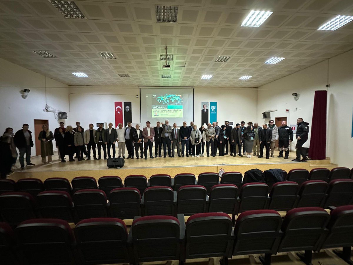 mkulunk's tweet photo. Hayırlı sabahlar 

Dün Rize Recep Tayyip Erdoğan Üniversitesi Ziraat Fakültesi’nde “yapay zekâ sosyolojisi” üzerine bir sohbet gerçekleştirdik. 

Yakın gelecekte karşı karşıya kalabileceğimiz büyük riskleri ve bu risklere karşı Anadolu’dan nasıl bir söz söyleyebileceğimizi; öğrencilerimiz, kıymetli hemşehrilerimiz ve değerli öğretim üyelerimizle birlikte istişare ettik.

Ardından Ziraat Fakültesi Dekanı Prof. Dr. Mustafa Akbulut’un fakülteye dair başarılarını ve hedeflerini dinlemek bizler için ayrıca mutluluk vericiydi.

Anadolu’nun her köşesinde aslında sayısız büyük başarı hikâyesi var; ne var ki bu hikâyelerin çoğu hak ettiği görünürlüğü bulamadan kenarda kalıyor.

Özellikle şunu ifade etmek isterim ki; Rize Pazar Ziraat Fakültesi, tarım ve turizmi bir araya getiren özgün bir modelle çok daha güçlü bir noktaya taşınabilir. 
Nasıl mı? 
Tekirdağ’daki lavanta bahçelerine Çayeli Haremtepe köyündeki görsel çay bahçesi benzer şekilde, Rize’nin doğal yapısında zaten var olan zengin çiçek çeşitliliği bir büyük bahçeye dönüştürülüp turizme açılabilir. 

Rize’nin dağlarında keşfedilmeyi bekleyen eşsiz bitki ve çiçek örtüsü, yerli ve yabancı misafirlerle buluşturulacak görsel ve doğal bir cazibe alanına dönüştürülebilir.

📌Tabii ki öncelikli olarak Pazar belediyesinin gecikmeksizin fakültenin yolundaki 850 metrelik bölümü ivedi olarak düzenlemeli📌

Ayrıca Ziraat Fakültesi’ndeki değerli öğretim üyelerimize özellikle teşekkür etmek isterim. 
Rize’nin bitki örtüsü; insan sağlığıyla doğrudan ilişkili, besin değeri yüksek ve gıda sektöründe karşılık bulabilecek çok özel türler barındırmaktadır.

Bu konuda insan sağlığı ve rize’nin bitki örtüsü arasında kurulacak araştırmalar sonucu ilişki mutfağımız yeni değerlerin kazandırılacağından eminim

Bu noktada İstanbul’daki diyetisyenlere de bir çağrıda bulunuyorum: Sağlıklı beslenme perspektifinden bakıldığında, Rize’nin doğal bitki örtüsüne dayalı beslenme modelleri dikkatle incelenmelidir. Bu doğrultuda 
Rize Valiliği ve Ziraat Fakültesi iş birliğiyle İstanbul’daki diyetisyenleri Rize’de ağırlayacak, bu doğal zenginliği yerinde tanıtacak çalışmalar hayata geçirilebilir.

Bu vesileyle bizleri Ziraat Fakültesi’nde misafir eden tüm öğretim üyelerimize, öğrencilerimize ve kıymetli Pazarlı hemşehrilerimiz Hasan Kiraz ile Tolga Karahan’a hususi teşekkürlerimizi sunuyoruz.