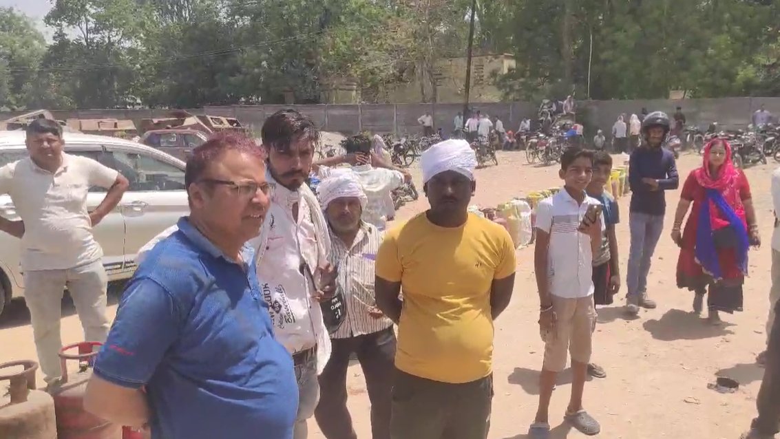 ncrpatrika's tweet image. रायबरेली : LPG गैस सिलेंडर को लेकर मारामारी

➡सुबह से ही लगती है लंबी-लंबी लाइनें

➡सिलेंडर न मिलने से उपभोक्ता परेशान

#Raebareli #UttarPradesh #LPGNews @dmraebareli @raebarelipolice #ncrpatrika