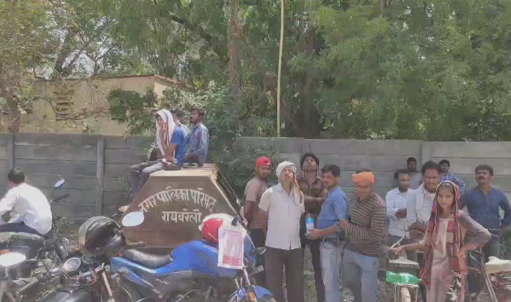 ncrpatrika's tweet image. रायबरेली : LPG गैस सिलेंडर को लेकर मारामारी

➡सुबह से ही लगती है लंबी-लंबी लाइनें

➡सिलेंडर न मिलने से उपभोक्ता परेशान

#Raebareli #UttarPradesh #LPGNews @dmraebareli @raebarelipolice #ncrpatrika