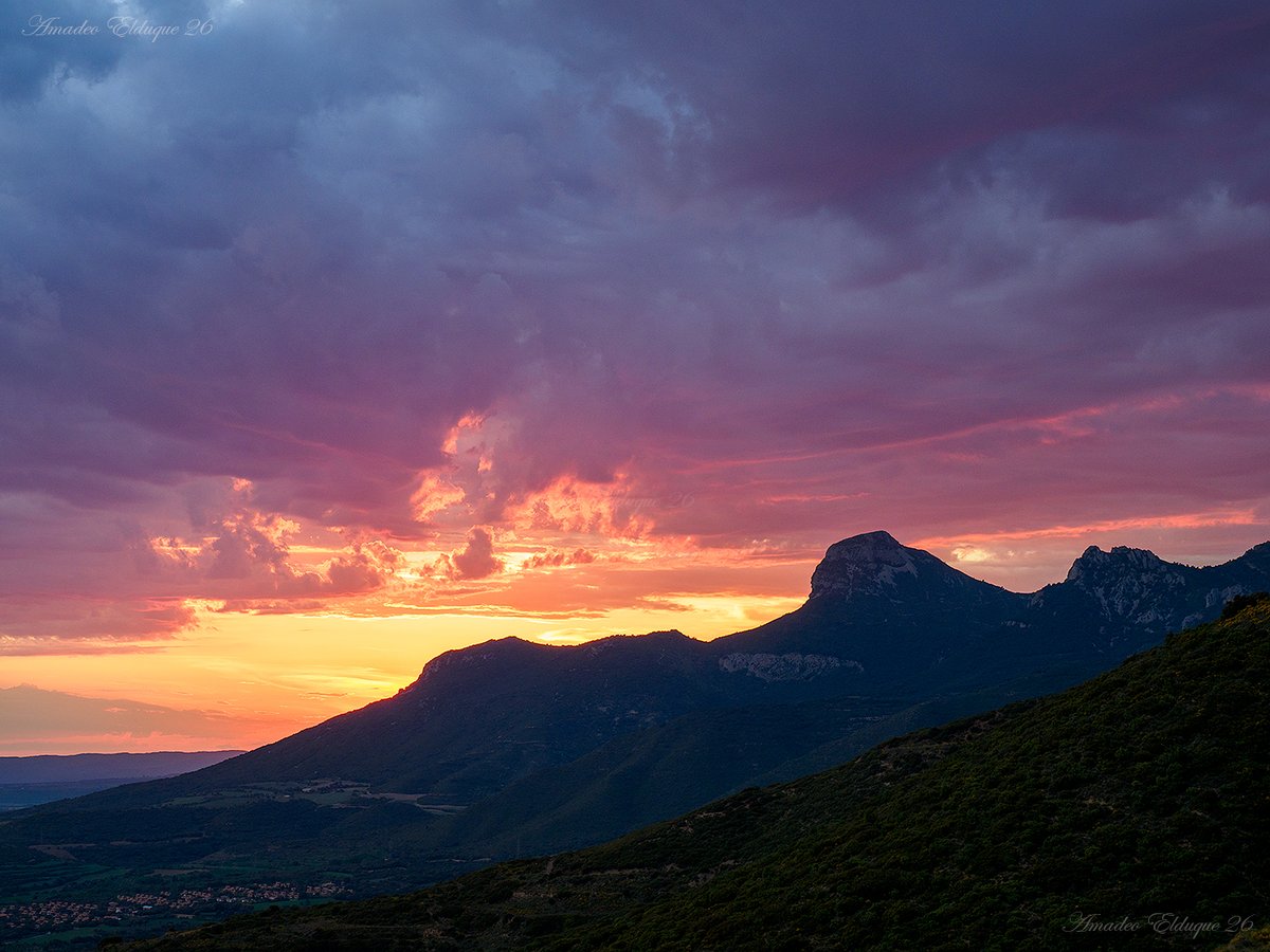 aelduque's tweet photo. Atardeceres de abril, en ascuas...
Sierra de #Gratal desde las inmediaciones de #SantaEulaliadelaPeña (#Santolarieta).
#Nueno, #HoyadeHuesca, #Huesca ,#Aragón, #Spain.
📷 2026-04-19 https://t.co/RXF0yjc2em