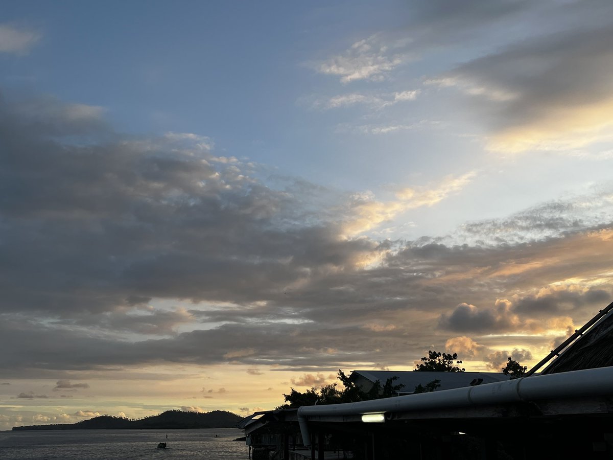 B_Duresi's tweet photo. Sunset at 6.30p.m. Love the peaceful atmosphere here #ARoB #PapuaNewGuinea🇵🇬 https://t.co/m8327h4Y85