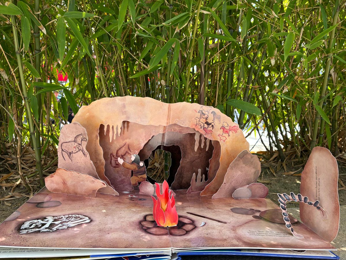geoparkea's tweet photo. 📌 Euskaraz ekoiztu eta idatzi den lehendabiziko pop-up liburua 📚 sustatu du Euskal Kostaldeko Geoparkeak 💪🏼🥰. Irakurri haurrei zuzendutako argitalpen eder honi buruzko xehetasun guztiak beheko estekan klik eginez. Bihar aurkeztuko da Zumaian! 
🔗 https://t.co/ER8fUBbQxB https://t.co/TjCJ88jSUV
