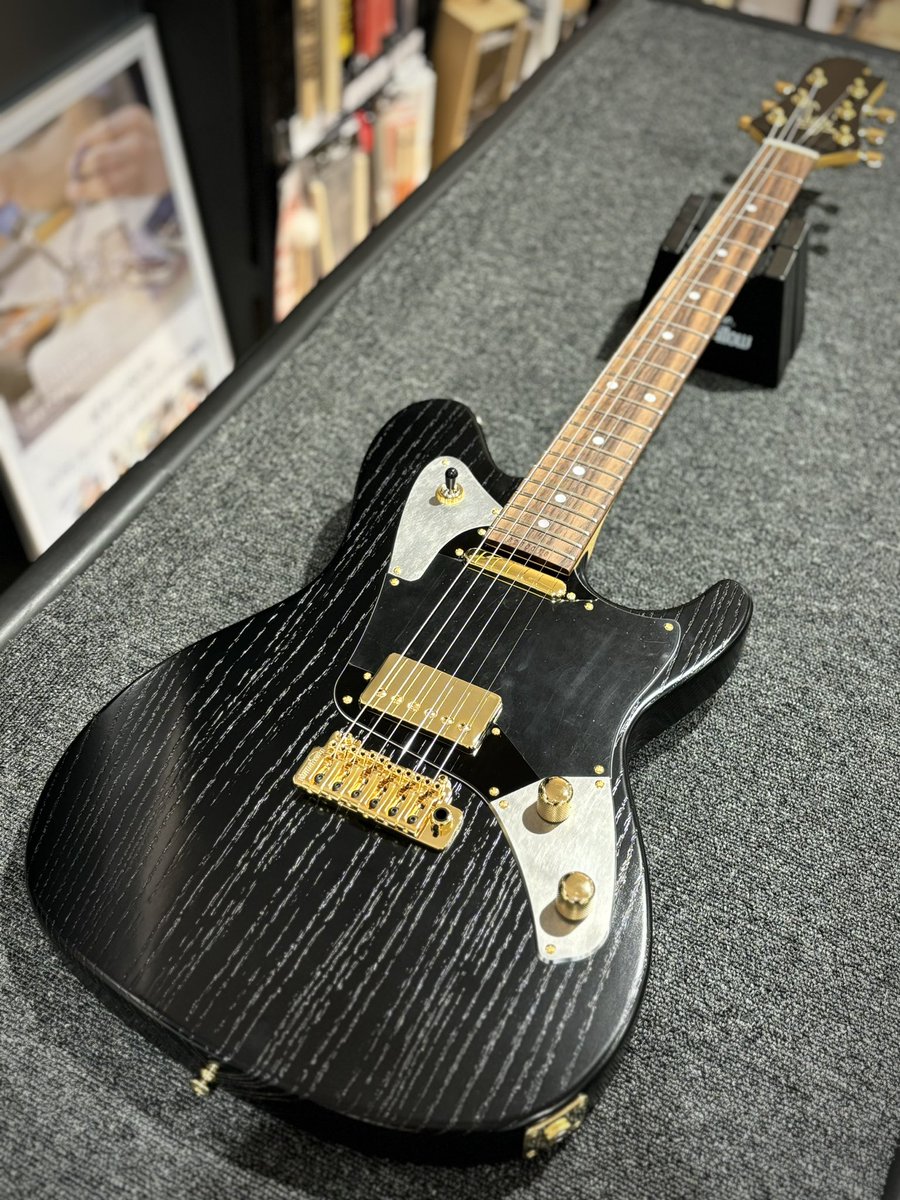 今日も楽しい検品のお時間です。 Sugi Guitars DS499 黒と金の