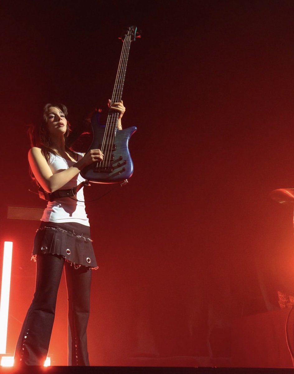 ale daily pics 🎸 (@alevdaily) / Posts / X