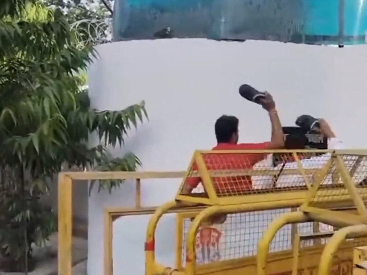 ani_digital's tweet image. Samajwadi workers protest outside Lucknow Mayor's residence over remarks on Akhilesh Yadav's late mother

Read @ANI Story |
aninews.in/news/national/…

#AkhileshYadav #SP #Lucknow