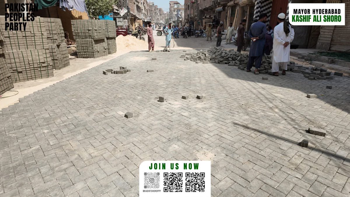 KashifShoroPPP's tweet image. #HMC has initiated the reconstruction of the road from Benazir Chowk, Afandi Town to Islamabad Railway Crossing, Hyderabad. This long-neglected stretch, severely damaged by rains, is now undergoing complete rehabilitation to restore smooth and safe connectivity.