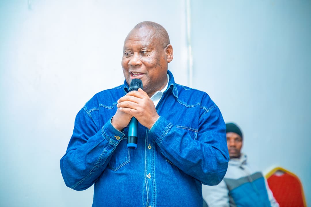 GitegaVuturaa's tweet photo. 3.Le Représentant légal de l'#USPG, Hon Georges Nshimirimana, a vivement remercié l’assurance #RIC_NV pour son soutien indéfectible, qui témoigne de sa bravoure aux activités de développement qu’elle ne cesse d’apporter aux différentes institutions du pays.
@GeneralNeva
@Gitega https://t.co/civYPae5Ku