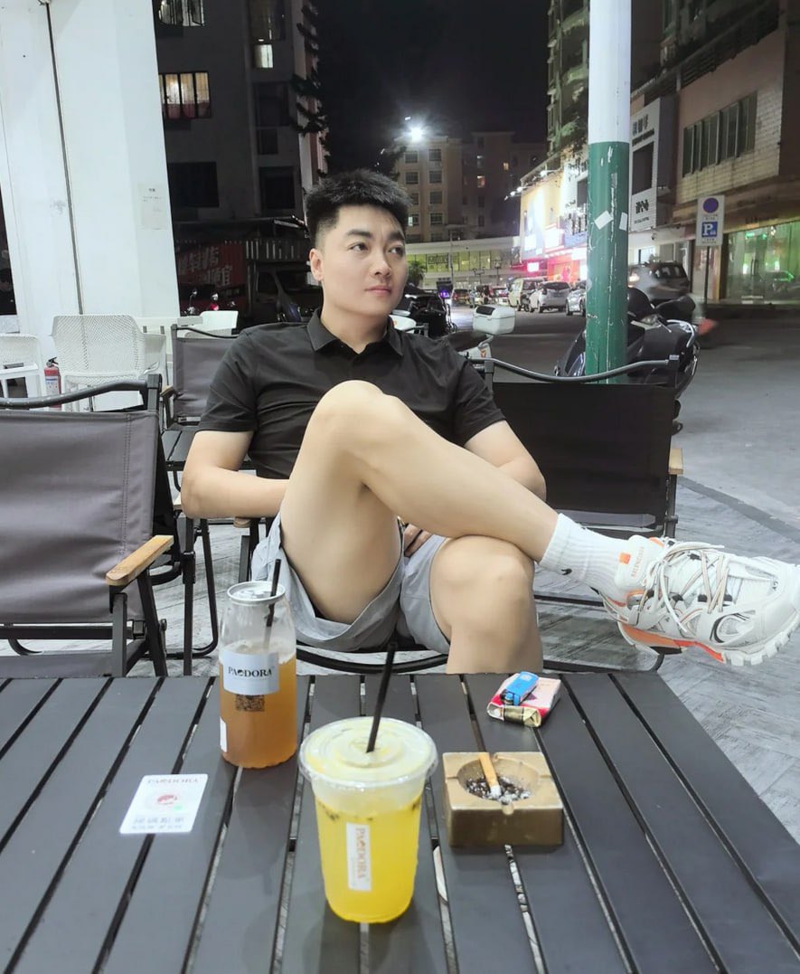 fc02uo's tweet photo. 勾搭的已婚商务男，一起聊聊天洗洗脚。突然有点跟我说老婆不在家让我去他家喝酒，这不是给我机会吗？ https://t.co/zC5ybIOlzt
