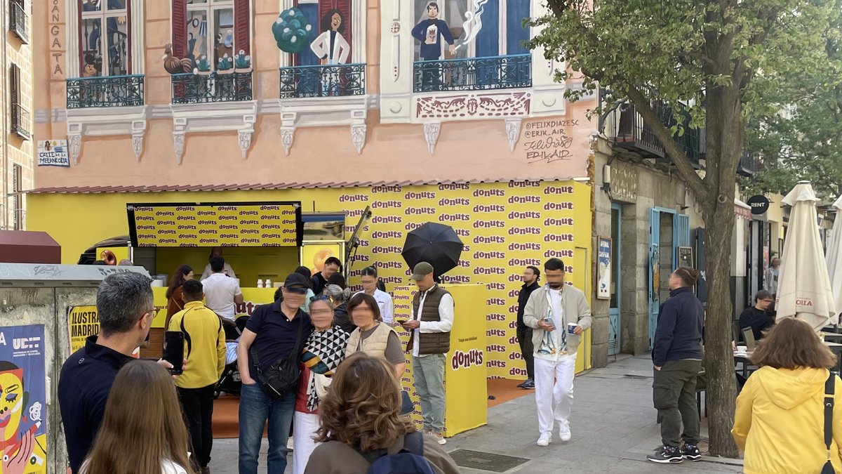CleceOOH's tweet photo. ¿A quién no le apetece un donut personalizado con toppings?

Esto es lo que vivieron quienes pasaron por la Plaza de Santiago los días 17 y 18 de abril, donde @Donuts_es sorprendió a todos con un stand de degustación gratuita en pleno casco histórico de Madrid.

Nuestro espacio es el escenario perfecto para activaciones de marca y acciones especiales que conectan con el público en un entorno único, con toda la magia del Madrid más auténtico. ¿Tienes un proyecto en mente? 📍 🍩✨

#Donuts #StreetMarketing #Madrid