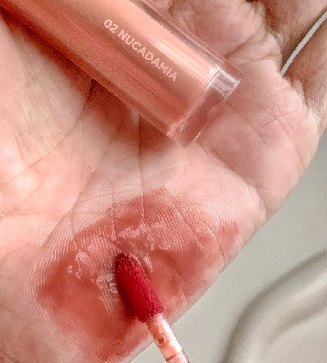 ลิปฉ่ำติดทนสีสวยต้องยกให้ลิป rom&amp;nd juicy lasting tint โดยเฉพาะสึ 02 nucadamia หรือถ้าเป็นแพคเกจเก่าก็สี23คือไม่มีสีไหนก็ได้แต่ต้องมีสีนี้เพราะสีทาง่ายทาได้ตลอดหน้าสดทาก็รอดเป็นลิปที่พกใส่กระเป๋าตลอด