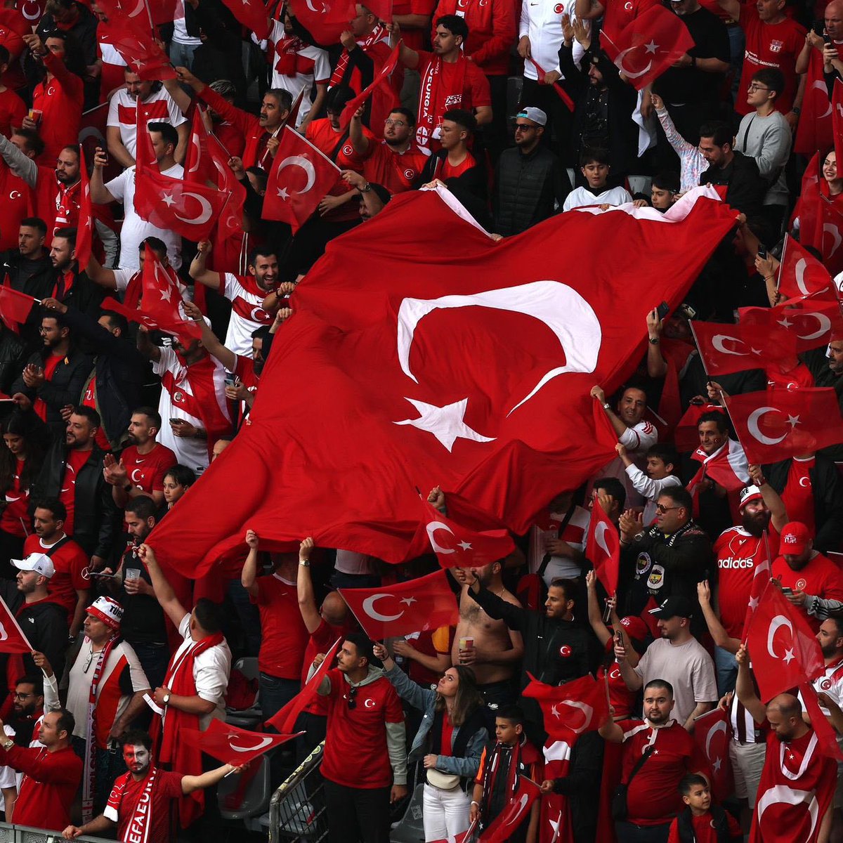 Bu görüntü alttaki paçavradan daha fazla beğeni alacak