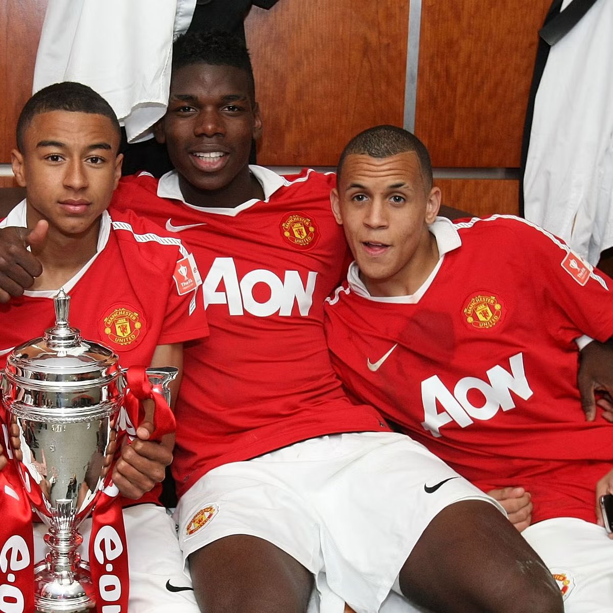 𝗣𝗔𝗨𝗟 𝗣𝗢𝗚𝗕𝗔 🇫🇷 𝗥𝗔𝗖𝗢𝗡𝗧𝗘 𝗖𝗢𝗠𝗠𝗘𝗡𝗧 𝗥𝗔𝗩𝗘𝗟 𝗠𝗢𝗥𝗥𝗜𝗦𝗢𝗡 🏴󠁧󠁢󠁥󠁮󠁧󠁿 𝗘𝗦𝗧 𝗗𝗘𝗩𝗘𝗡𝗨 𝗨𝗡 𝗔𝗠𝗜 𝗔𝗣𝗥𝗘̀𝗦 𝗨𝗡𝗘 𝗕𝗔𝗚𝗔𝗥𝗥𝗘 (il avait le talent de Neymar 🇧🇷 selon lui) 🤣🥊👇

🗣️ « Dans mes premières semaines, je pouvais voir qu’il était le gars