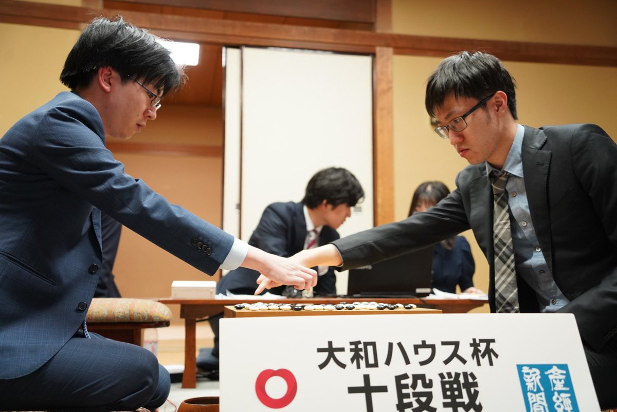 決着は最終局へ。十段戦５番勝負の第４局は挑戦者の許家元九段が芝野虎丸十段に白番中押し勝ちを収め、対戦成績を２勝２敗のタイに戻しました。右辺に侵入した許九段の白石を芝野十段が攻め、早い段階から険しい戦いに。猛攻をしのいだ許九段に軍配が上がりました。最終第５局は28日に行われます。