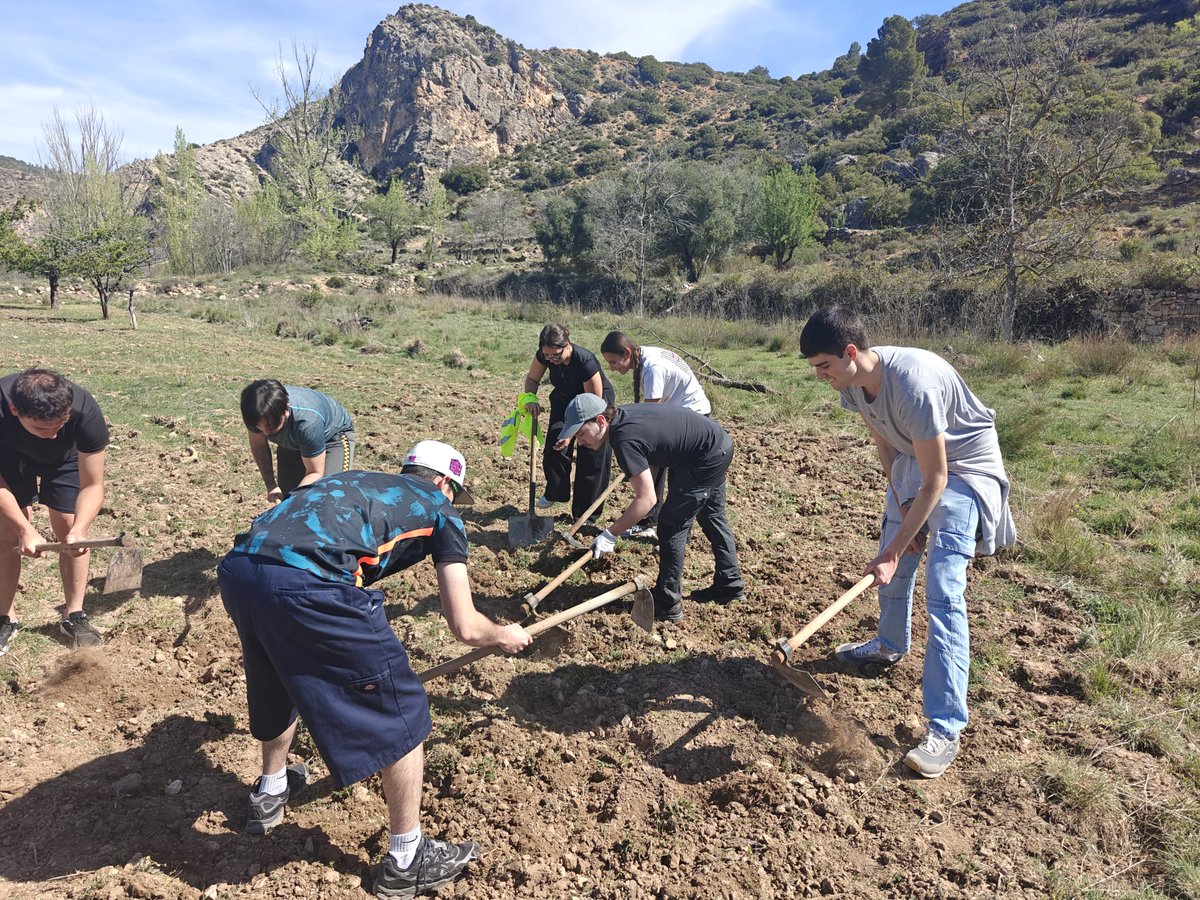 depgeo_uv's tweet photo. 🌍 Geografia que transforma el territori

El 17/04, alumnat de Geografia de la @UV_EG, mitjançant @catedrapaisaje, dirigida pel company Emilio Iranzo, va participar en “ApS GEODIDACT RINCÓN” al Racó d’Ademús 📍

🔗 https://t.co/MJU5A43nAc 🔗 https://t.co/mmPjHXIG34 https://t.co/gFL5Ec4X2s