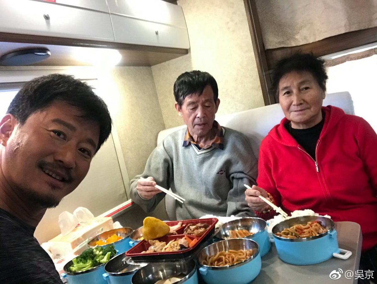 DailyBeijing's tweet image. “航天人的孩子”吴京，在人民日报撰文
From the son of Chinese #aerospace workers to the voice of China's lunar journey: Chinese actor Wu Jing serves as the narrator of China's first documentary about its lunar exploration, Missions to the #Moon (Part One). His parents both work in