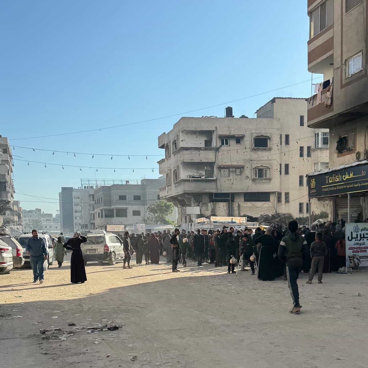Almeqdad's tweet photo. طوابير يومية على الخبز.. أزمة الطحين والخبز تتفاقم في غزة، مع توقف المؤسسات ال��ولية تدريجيًا عن دعم المخابز وشحّ إدخال الطحين. https://t.co/d9M35o1dKz