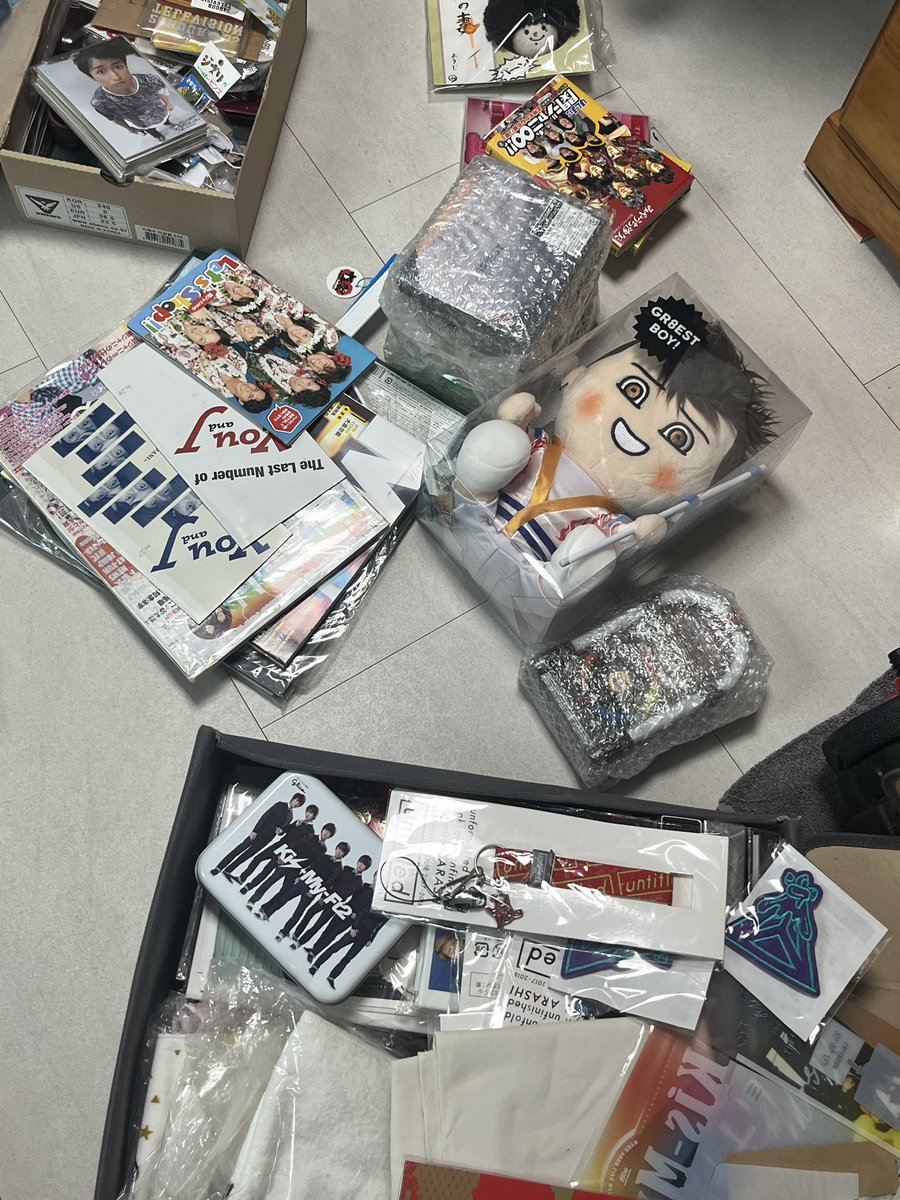 yatsu_Blue's tweet photo. 여러분 안녕하세요 블루 입니다 이렇게 간만에 트위터에 들어온 이유눈 굿즈 처분을 위해서 입니다. 오랫동안 쟈니스 덕질을 했기에 칸쟈니 굿즈 및 시디가 정말 많습니다 아끼고 아꼈던 아이들이라 쉽게 처분하지 못하고 있다가 아끼실 분에게 넘겨야겠다고 생각이 들었습니다 대량의 시디와 굿즈 https://t.co/pwo5gEgRKk