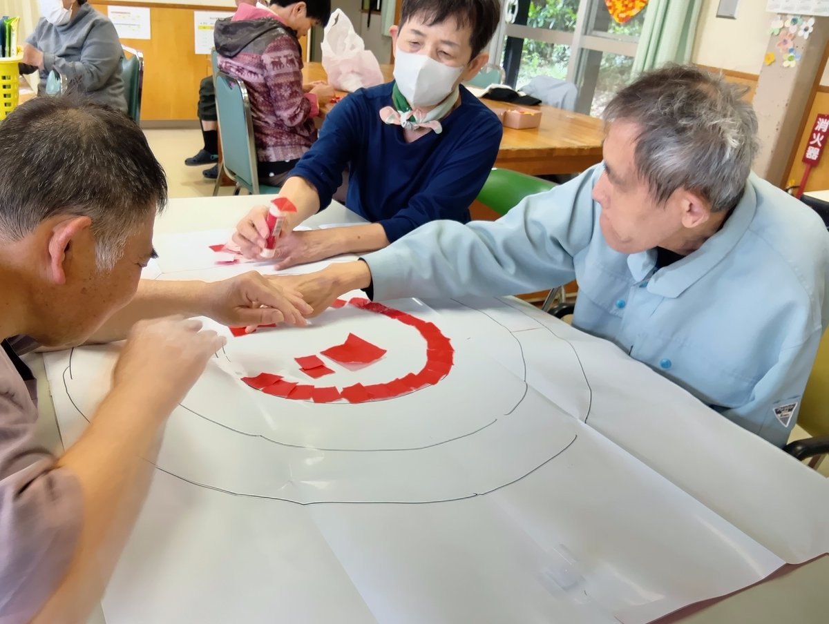 powers_yamada's tweet photo. レクリエーションで使う的をみんなで貼り絵で作りました(*^_^*)
早速、その的を使ってゲームをやりました☆彡
投げる時には思いのたけや鬱憤？！も飛び出し、なんだかスッキリしたレクリエーションになりました♪ https://t.co/ApQk75usTc