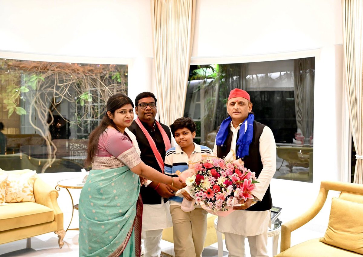 मा.राष्ट्रीय अध्यक्ष जी से उनके आवास लखनऊ पर परिवार के साथ मिलकर आशीर्वाद लिया!
<a href="/yadavakhilesh/">Akhilesh Yadav</a> <a href="/dimpleyadav/">Dimple Yadav</a>