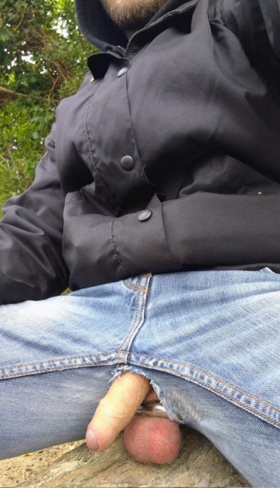 TO AIR • V šest ráno může bejt ještě zima, ale větrat se musí. 

#czechgay #czechgays #public #teamuncut #uncut #slovakgay #slovakgays