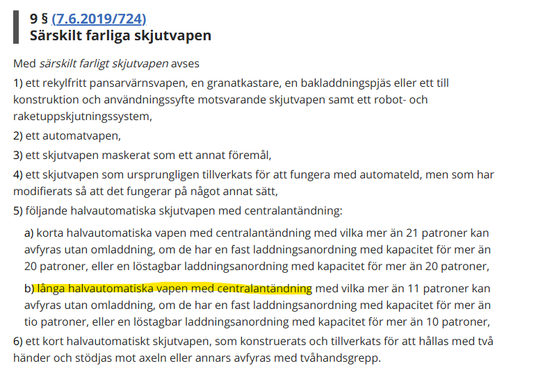 jonas_back's tweet photo. Den svenskspråkiga översättningen av skjutvapenlagen har ett fel, som gör definitionen av "särskilt farligt skjutvapen" mer vid än den finskspråkiga.

Enligt den svenska översättningen faller ett hagelgevär med stort magasin under denna kategori, vilket inte är meniningen. https://t.co/l45apFenTQ