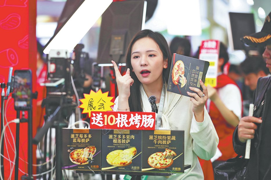ChinaDaily's tweet image. The #pizza market in China is being reshaped by rapid expansion into lower-tier cities and shifting consumer preferences, forcing brands to rethink how they compete and grow.

Against this backdrop, DPC Dash Ltd, or Domino's Pizza China, reported another year of outsized growth