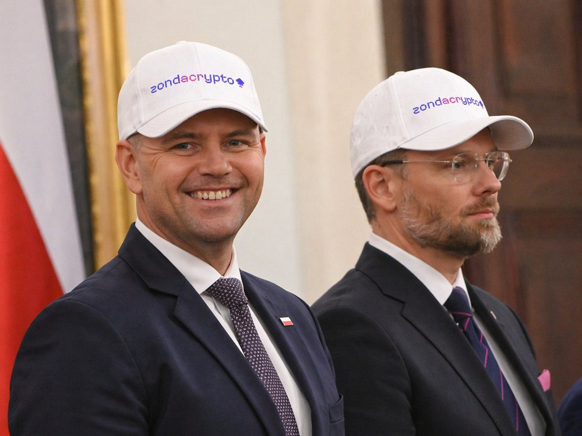 <a href="/FatherJacek1972/">Father Jacek</a> Mąż Stanu z którym nikt (oprócz wszystkich dobrych kolegów Putina) nie chce się spotykać🤣
Za to chętnie spityka się z kibolami i złodziejami.🤣