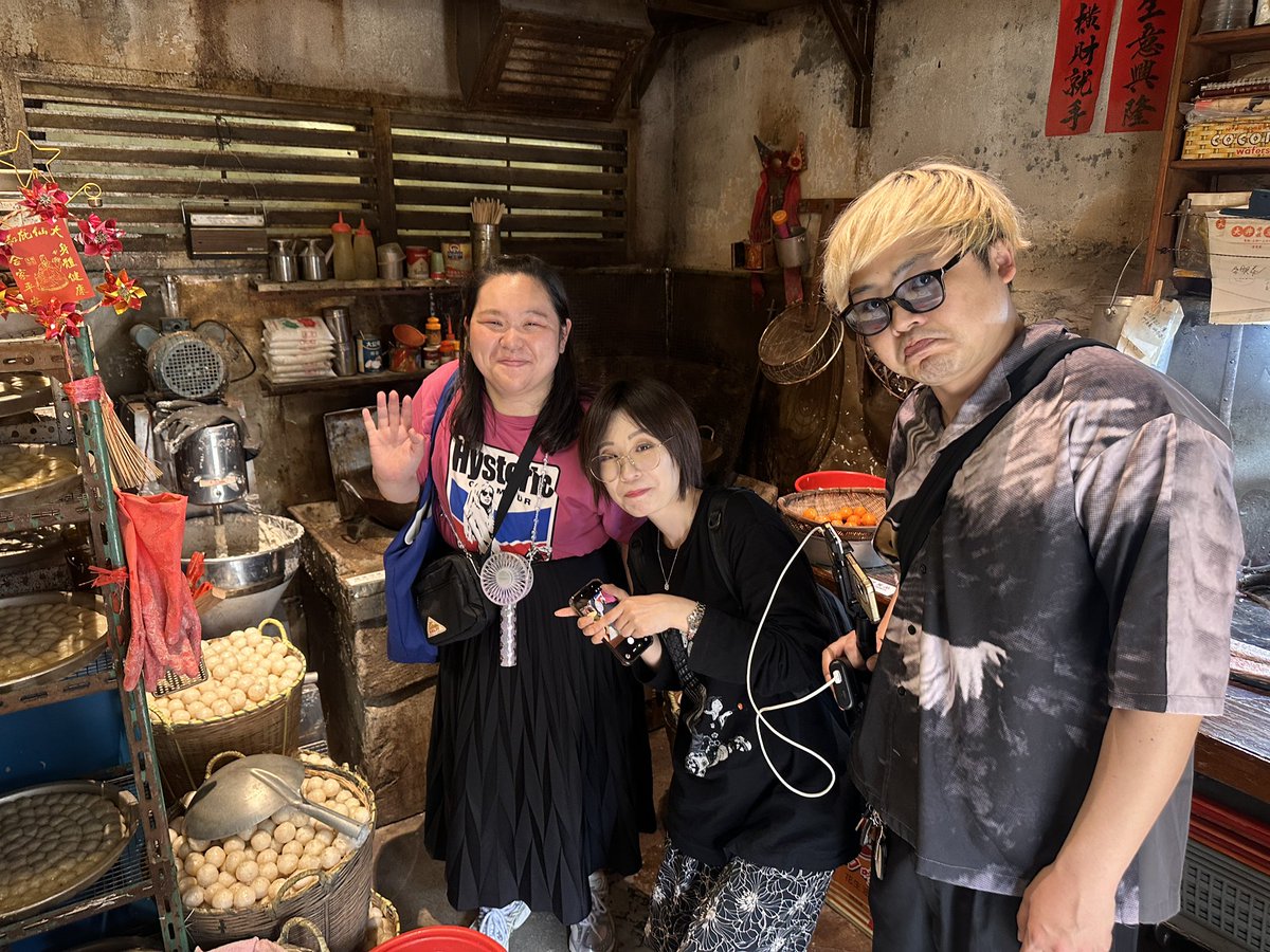 chi0314ka's tweet photo. 香港！！！！ミズドリの2人と！！！
楽しい！！！
メチャクチャローカルなお店に行きました！アンソンローセットを頼みました！ https://t.co/kzFJaMVmFs