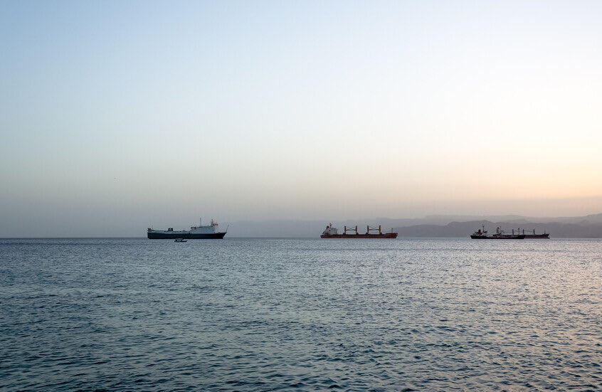 سفينة شحن بريطانية عالقة قرب إيران بعد هجوم في مضيق هرمز