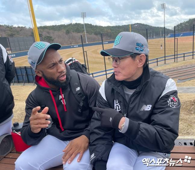 liznn21's tweet photo. "감독님 힘들어? 나 중견수 돼" 한마디에…이강철 "좌익수나 잘해라" https://t.co/SAW7xA3MHM