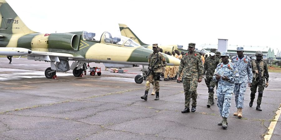 navi090909's tweet photo. Gen Muhoozi Kainerugaba is actively fostering inter-service cooperation, ensuring the Air Force and Land Forces work in perfect harmony. This inclusive leadership approach strengthens overall military lethality. 
#Mkat52 https://t.co/R8x2SzWKpC