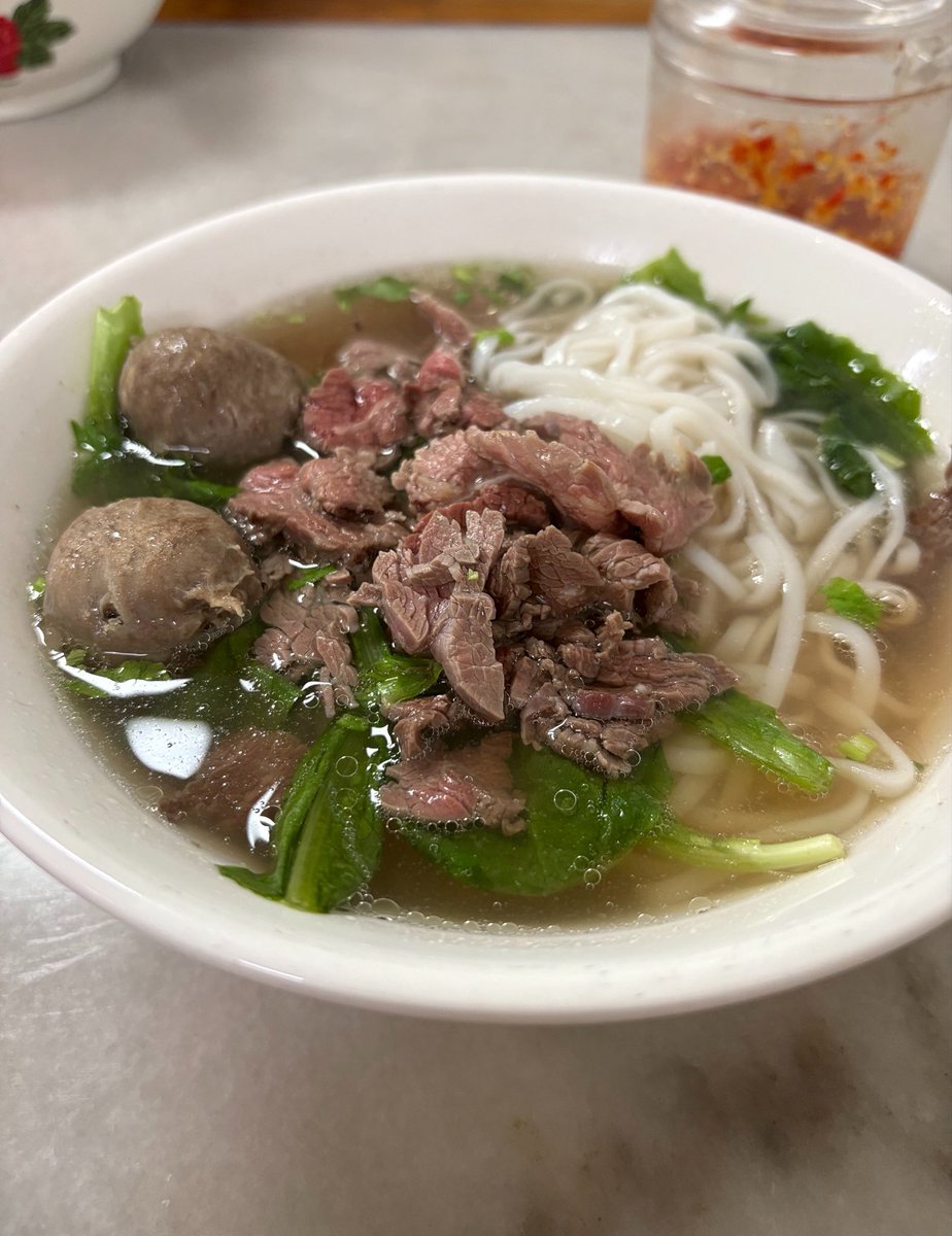 ytchatroom's tweet image. 広東風ビーフビーフン

よく食べてた牛肉粿のお店に
5年経ってもまだ営業してて嬉しい☺️

つけダレはニンニク唐辛子ソースと沙茶酱の2種類。私はピリ辛の🌶️ソースが好き

#Shenzhen #牛肉粿