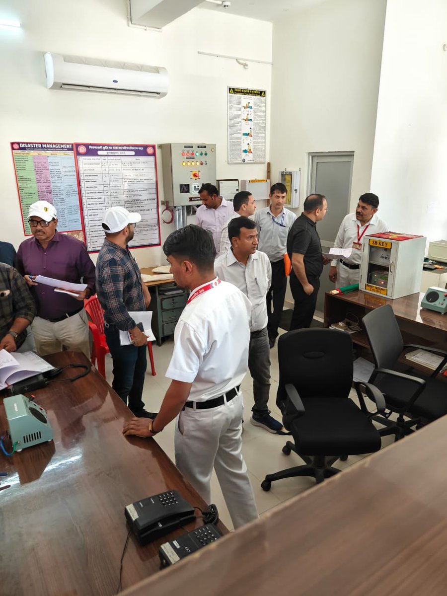 drmbikaner's tweet image. #inspection
आज (22.04.26) को दूधवा खारा रेलवे स्टेशन का निरीक्षण किया गया।
निरीक्षण के दौरान स्वच्छता, पेयजल, प्रतीक्षालय एवं अन्य यात्री सुविधाओं को सुदृढ़ करने हेतु अधिकारियों को आवश्यक दिशा-निर्देश दिए गए।