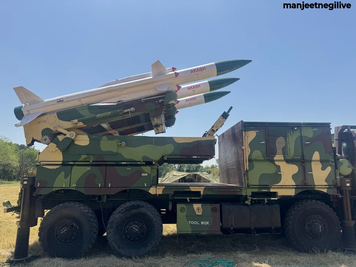 manjeetnegilive's tweet image. The Indian Army’s #OperationSindoor highlighted India’s strong air defence.
The indigenous Akash Missile System is emerging as India’s own “Iron Dome” in the skies.
This system integrates Army and Air Force radar and satellite data into a single network.
As a result, hundreds of