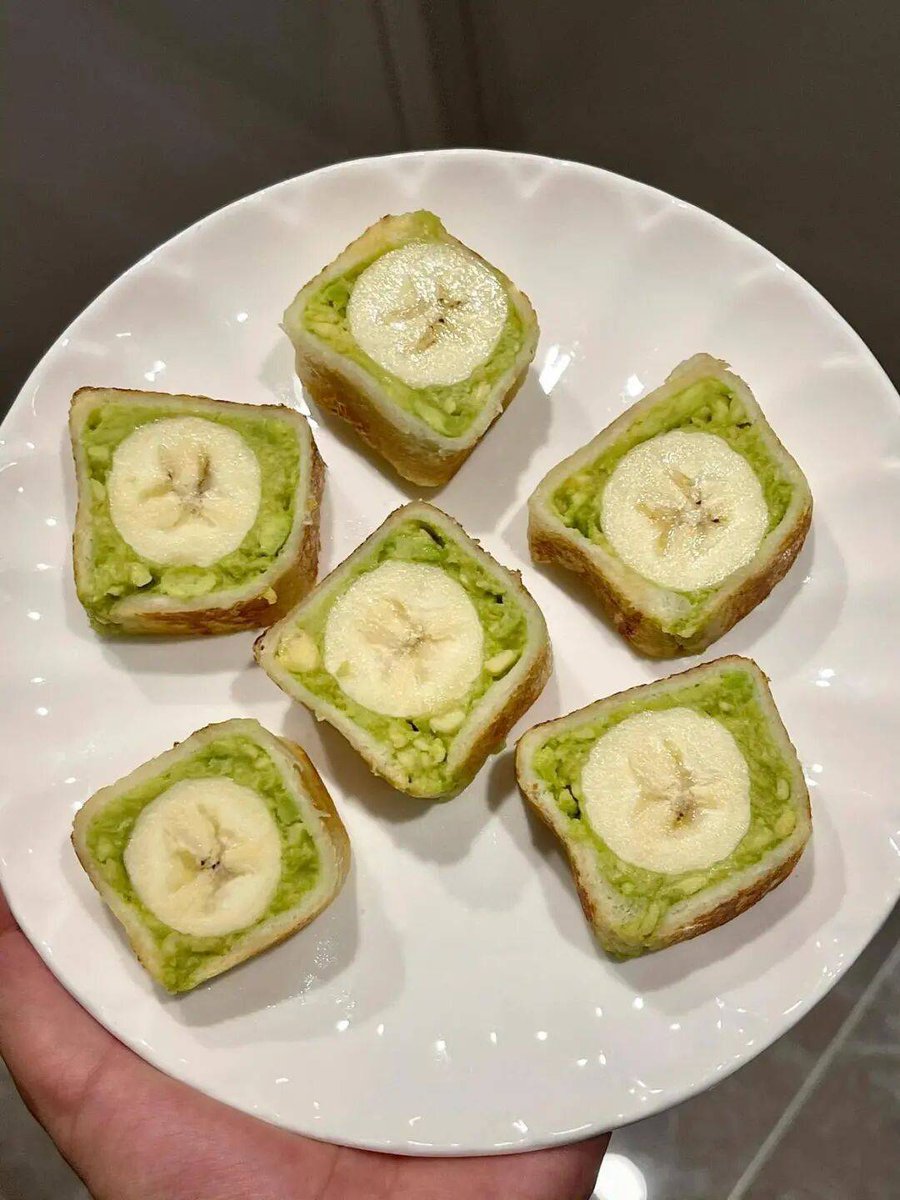 qahtanifmhq's tweet image. 5-min Creamy Avocado Toast  Mash 1 ripe avocado + pinch salt/pepper + squeeze lime. Spread on toasted sourdough. Top with red pepper flakes u0026 a poached egg (optional)! Quick, healthy, so satisfying. #HomemadeGoodness #AvocadoToast #EasyRecipes