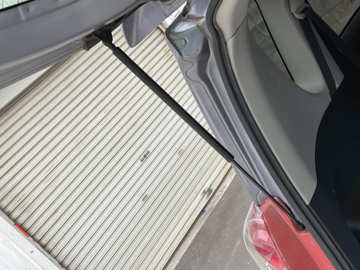 lightningyamash's tweet photo. バックドアダンパー交換してみた。
広い駐車場があると、こういった作業ができるからありがたい。 https://t.co/3CbPcKHLC0