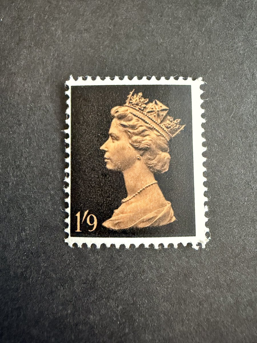 Philatelovely's tweet image. Good morning everybody. Today’s Stamp of the Day is this 1’9 Machin from Great Britain.

First Issued - 1967
Type - Definitive 
Print Method - Photogravure 

Please share your stamps from 🇬🇧 and have a lovely day.
#stampcollecting #philately #stamps