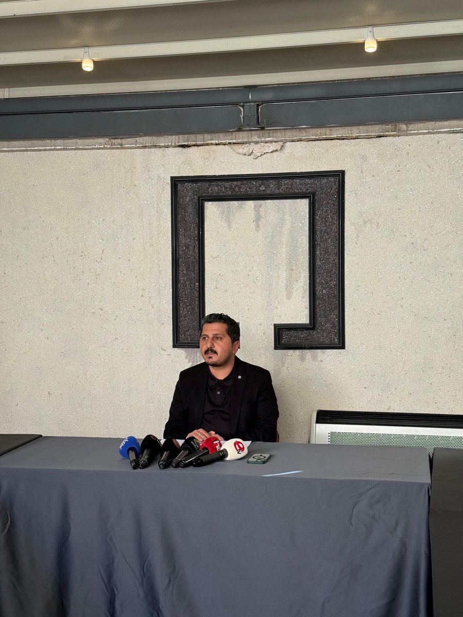 mimaer's tweet photo. Veda 

9 yıl önce yönetim kurulu üyesi olarak adım attığım ve hep ikinci evim olarak gördüğüm Mimarlar Odası Kayseri Şubesi’nden, bugün şube başkanlığı görevimden istifa ederek ayrıldım.

Merkez Yönetim Kurulu’na seçilmem nedeniyle aldığım bu kararla birlikte, görev sürem boyunca birlikte çalıştığım tüm yol arkadaşlarıma ve emekleriyle her zaman yanımda olan mesai arkadaşlarıma içtenlikle teşekkür ederim.

Mesleğimiz adına yürüttüğümüz mücadeleyi, bundan sonra yeni sorumluluk alanlarında ve farklı görevlerde sürdürmeye devam edeceğim. 

Görevi devrederken, birlikte başardıklarımızın gururunu taşırken; eksik kalanları tamamlama sorumluluğu ve kararlılığının görevi devralan yönetim kurulundaki arkadaşlarımda bulunduğuna yürekten inanıyorum.

Mesleğimize umut olacak günlere katkı sunabilmek dileğiyle…

Sağlıcakla kalın.