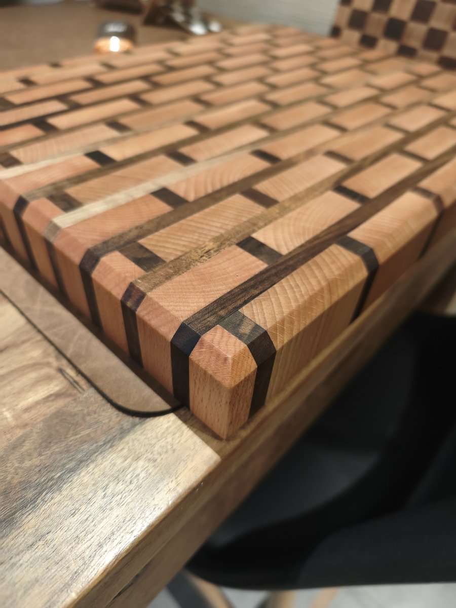 Houtshop's tweet photo. Ambacht en kunde vertalen zich niet altijd in grote projecten. Onze klant Dave Vandendaele kaapte vorig jaar de 2e plaats weg in onze DHZ-wedstrijd met zijn snijplanken in beuken en notelaar. 🥈 https://t.co/3ptxvC8J77