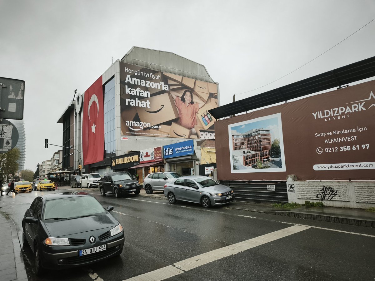 serhanidug's tweet photo. @TrafikEgm @besiktasihbar @onlinebesiktas otopark olmamasını anlıyorum ama ofisinin önünde kaldırım olmasında vatandaş nereden geçerse geçsin mantığını anlamıyorum kaldırım işgaline son verilmesi gerekiyor yürüme yolumuz maalesef gasp edilmiş durumda https://t.co/GGkvEJf4GF