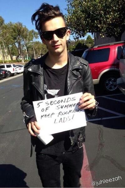 xcvthem's tweet photo. 5sos day !!!! https://t.co/qjq6l3c2sn