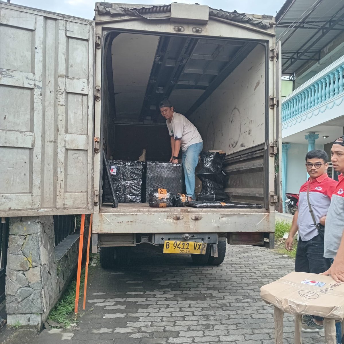 callhoodd's tweet photo. Truk sepuluh ton diisi dengan semua kenangan yg pernah ada, tanpa menunggu, mulai berangkat~😔 https://t.co/i1hPnoomqa