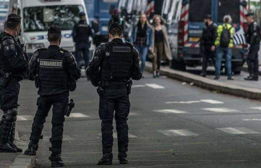ViralVolT1's tweet image. One dead and 2 injured due to shooting in France

One person was killed and 2 others were injured following a shooting near a clinic in the city of Castres, located in the south of France.

#France  #shooting #killed #Castres #OPENFIRE #FIRE