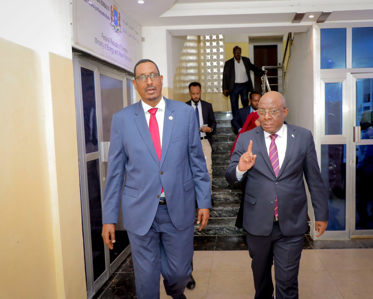 DaudAweis's tweet image. Delighted to inaugurate a  Research Workshop for journalists, a joint effort of the Ministry of Information and Mogadishu University. Our commitment: rigorous training, enhanced reporting, and stronger public accountability. #Somalia #Journalism #MediaTraining