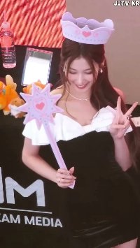 img0052's tweet photo. (SOUND)팬사인회 오프솔더 정장 가슴골 트와이스 사나
https://t.co/d06flABevQ https://t.co/zR0piK38NA